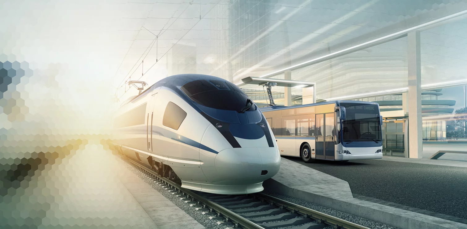  Zug und Elektro-Bus an Haltestelle in futuristischer Umgebung