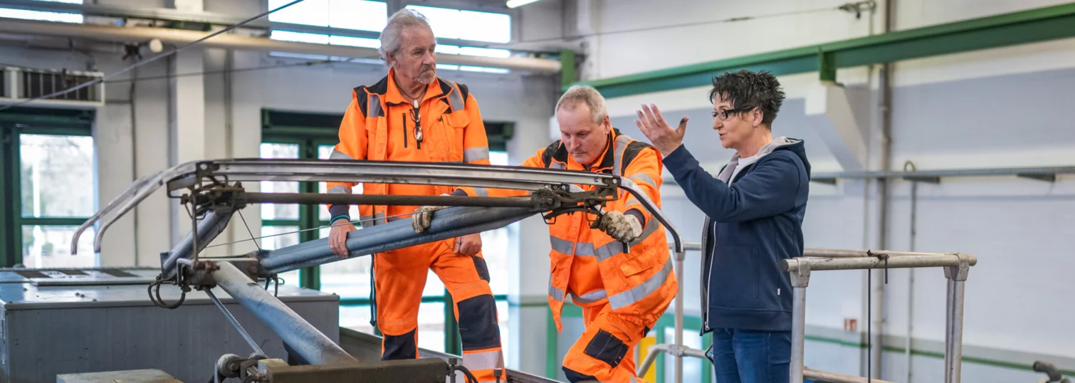  Service of a contact strip on a Schunk pantograph