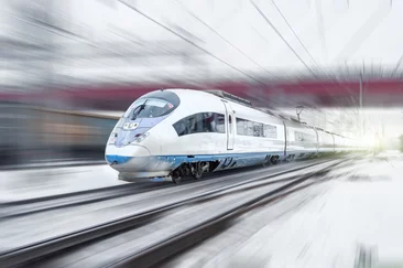  Hochgeschwindigkeitszug während der Fahrt
