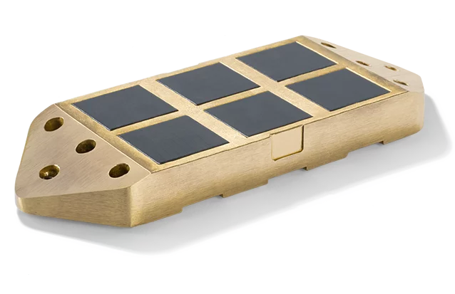 Third-rail cast collector shoe for composite busbars
