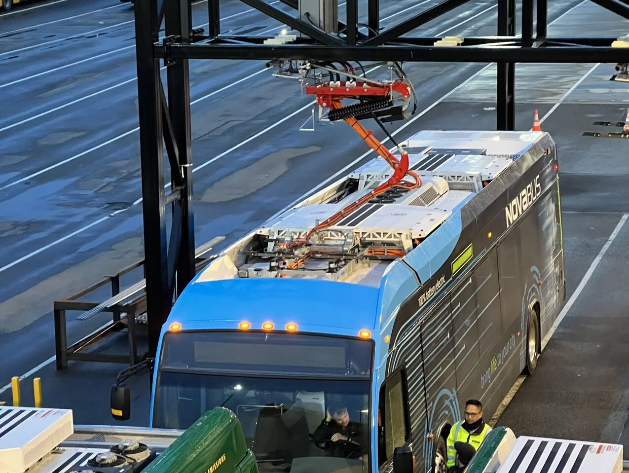  City bus from Seattle equipped with Schunk pantographs