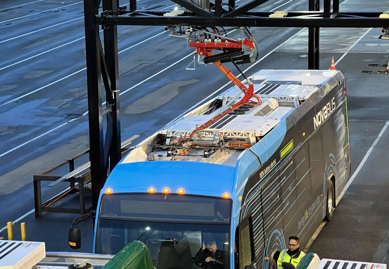  Stadtbus aus Seattle ausgestattet mit Schunk Stromabnehmer