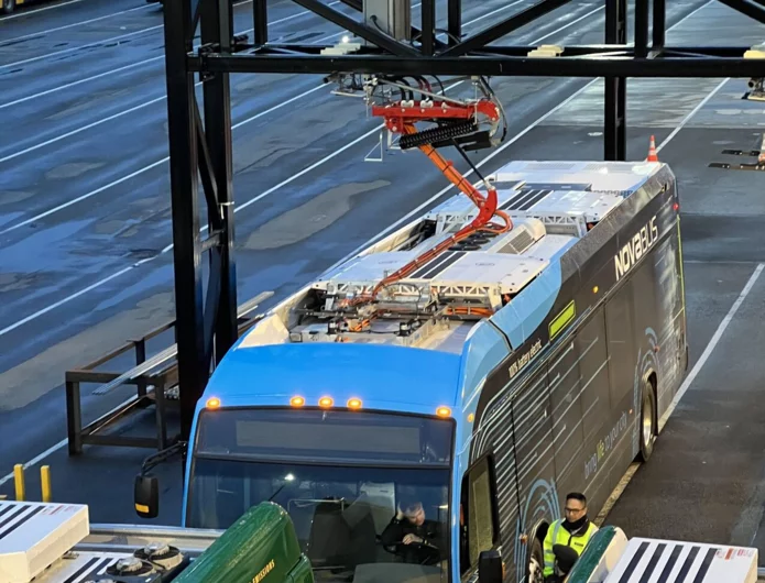  City bus from Seattle equipped with Schunk pantographs