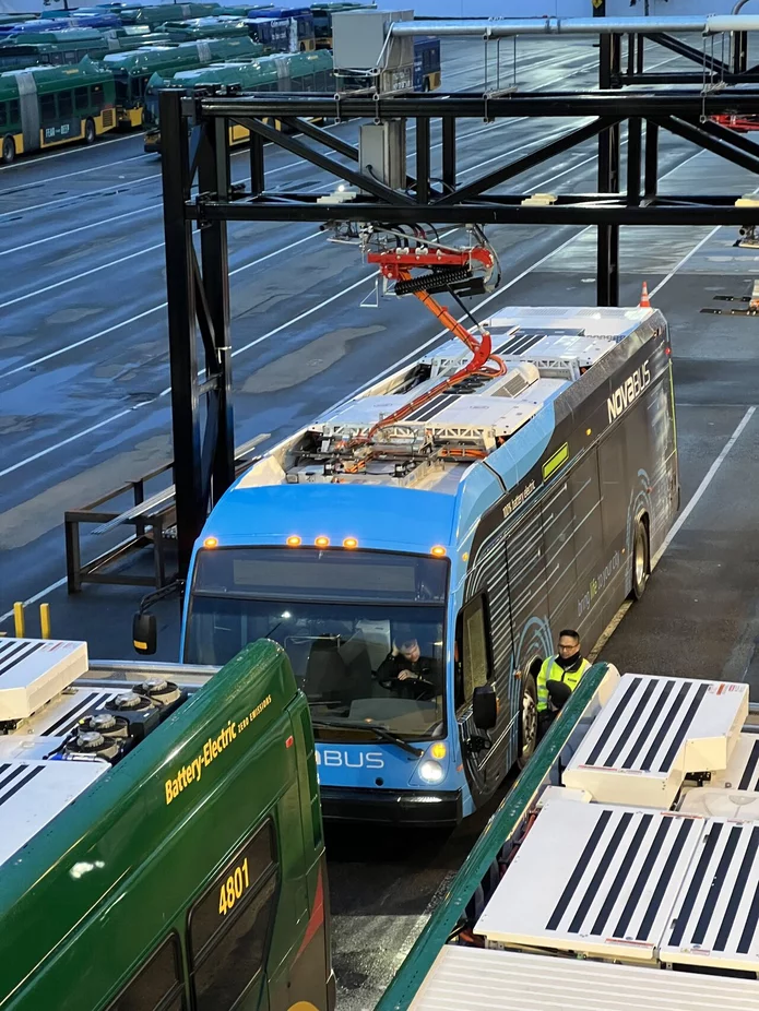  Stadtbus aus Seattle ausgestattet mit Schunk Stromabnehmer
