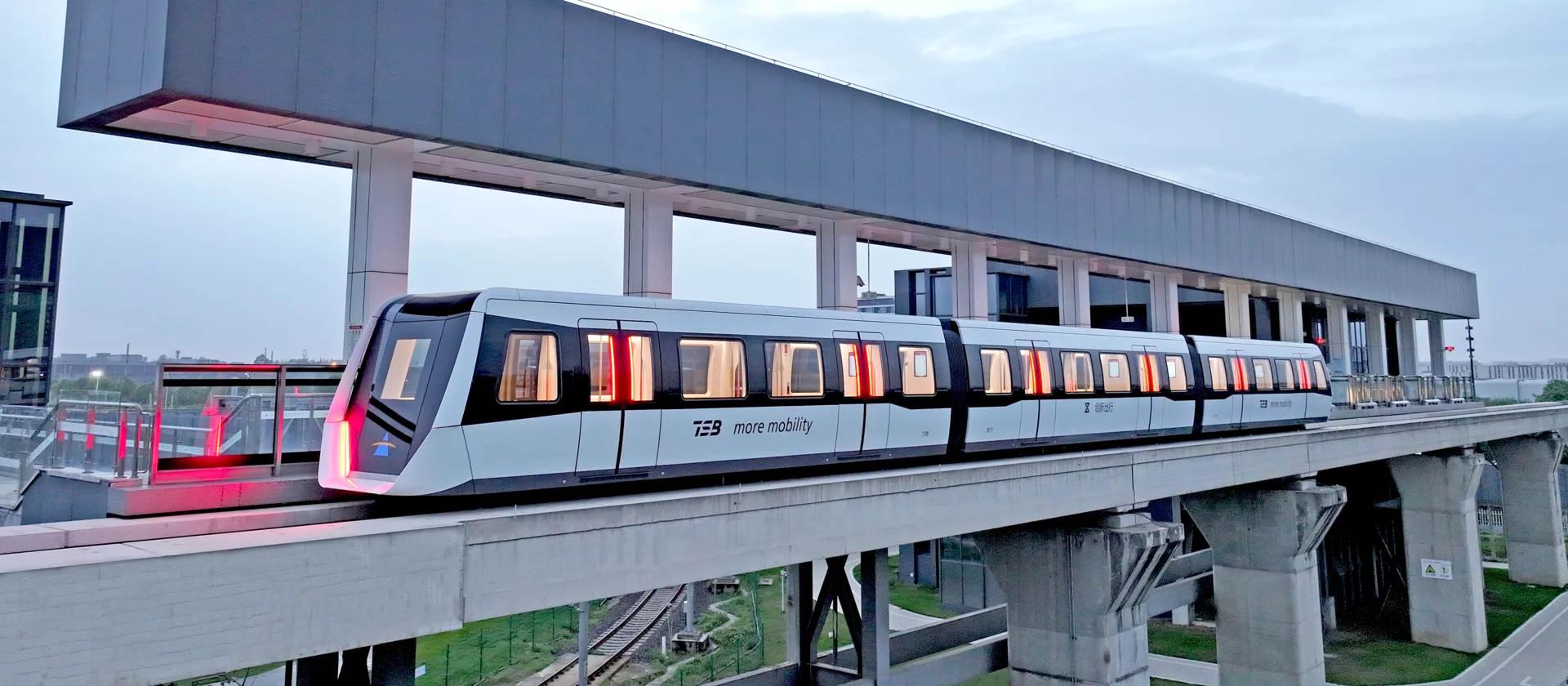  Streetcar from China equipped with third rail pantograph from Schunk