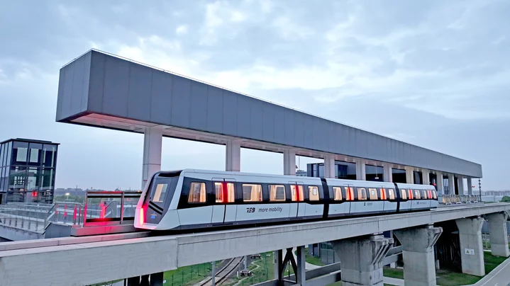  Streetcar from China equipped with third rail pantograph from Schunk