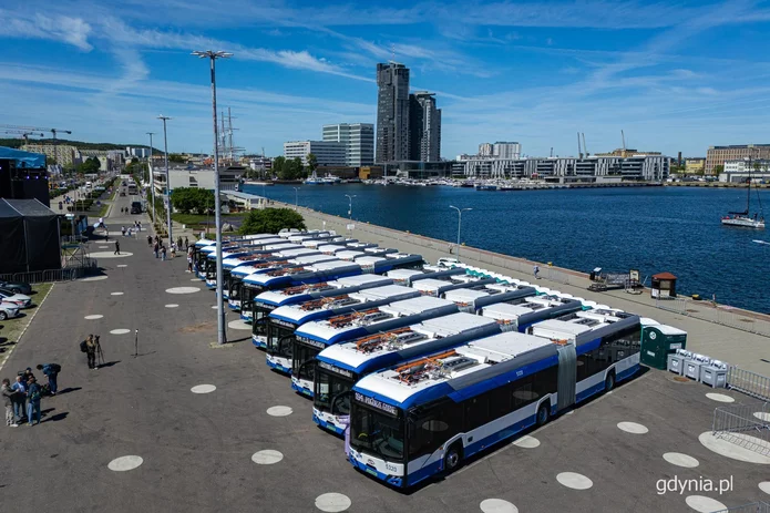 Elf Stadtbusse in Gdynia (Polen) ausgestattet mit Dachstromabnehmern von Schunk