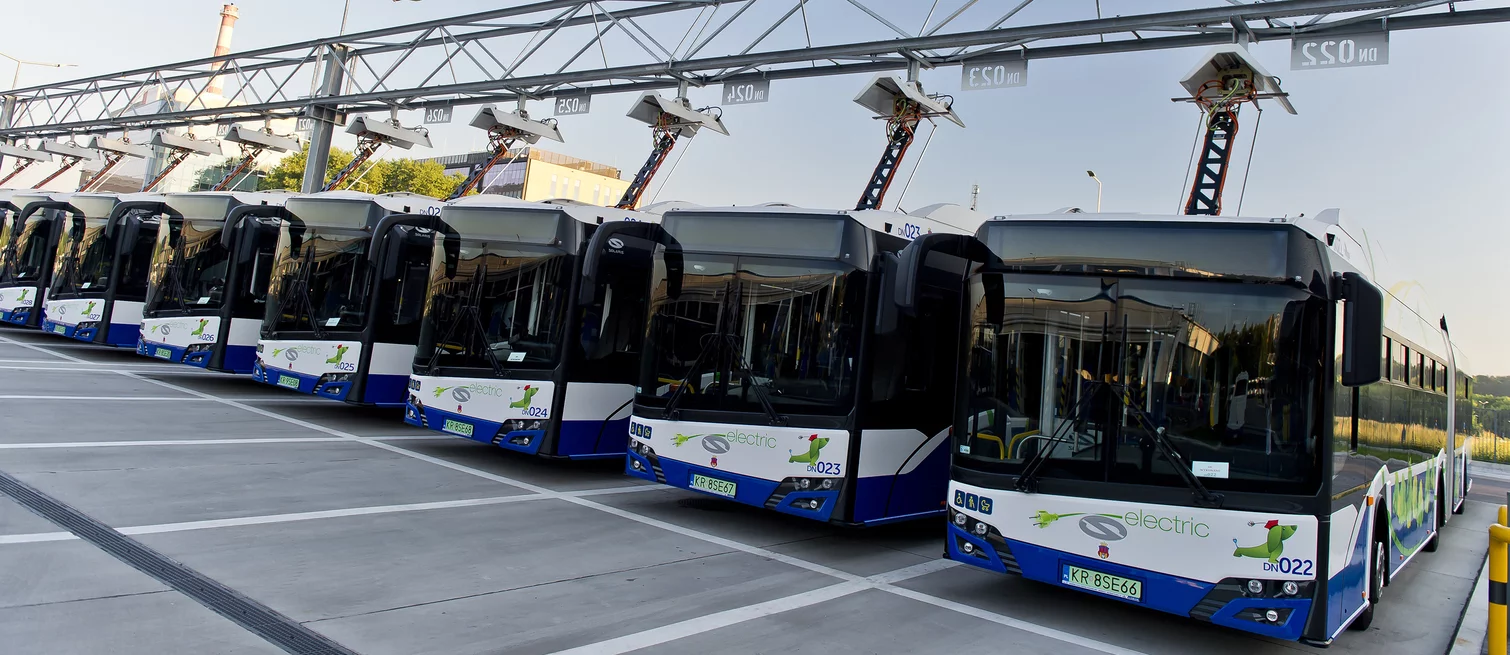  Elektrobusse mit Schunk Smart Charging Dachstromabnehmer laden im Depot