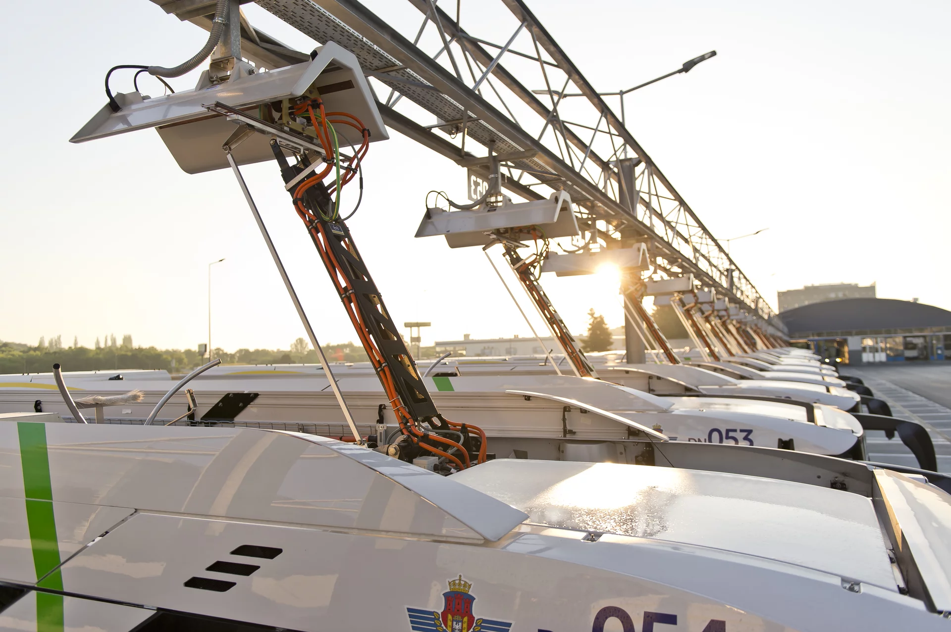  Electric buses with Schunk Smart Charging roof-mounted pantographs charge in the depot