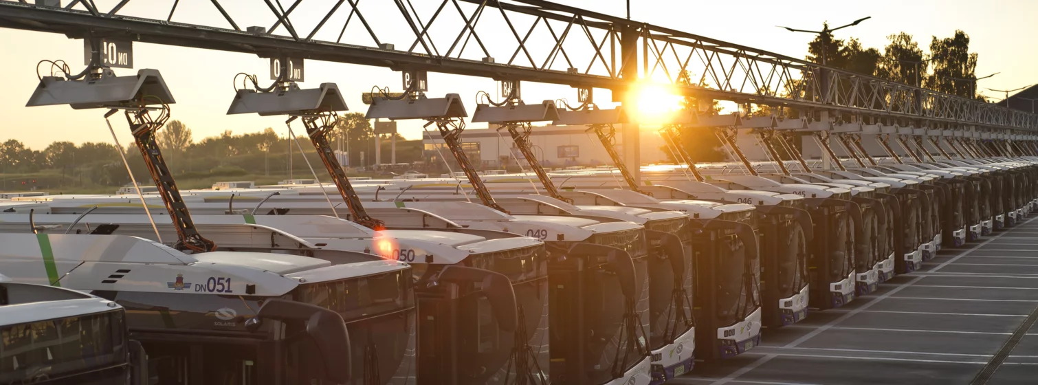   Electric buses with Schunk Smart Charging roof-mounted pantographs charge in the depot