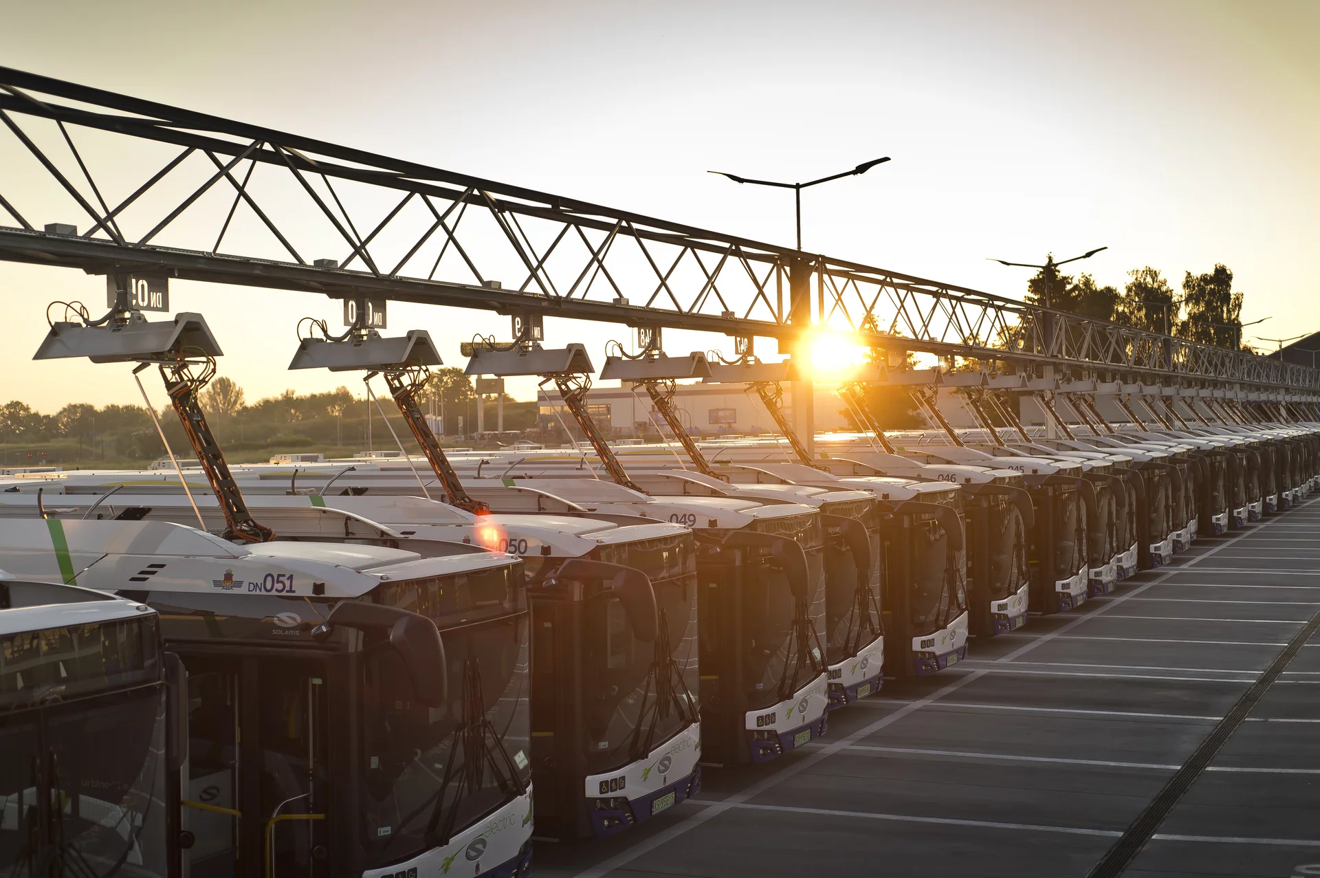   Electric buses with Schunk Smart Charging roof-mounted pantographs charge in the depot