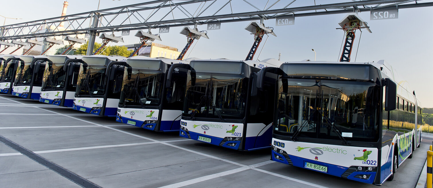   Electric buses with Schunk Smart Charging roof-mounted pantographs charge in the depot