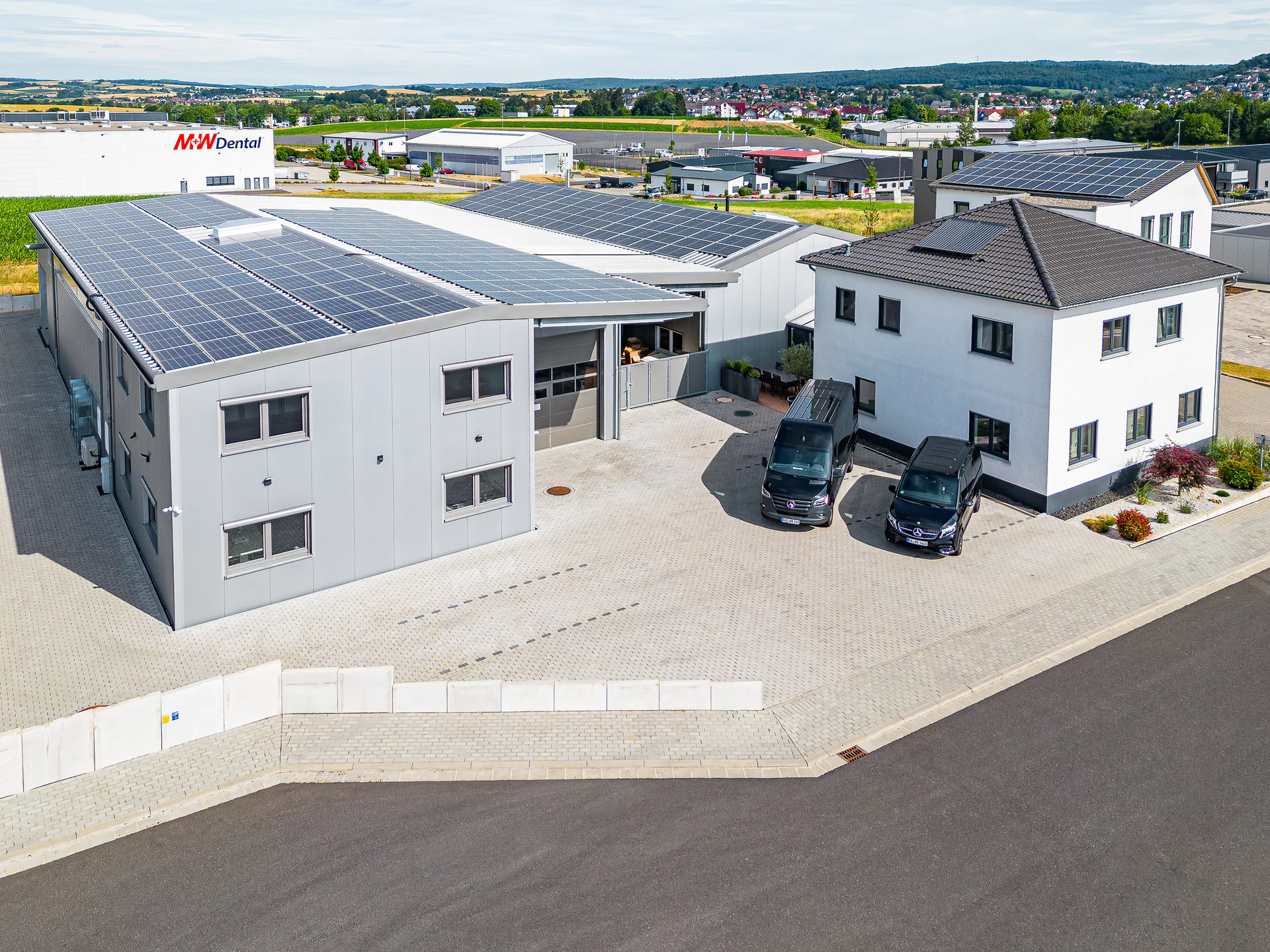 Aerial view of Schunk's Büdingen location with modern buildings and solar panels on the rooftops.