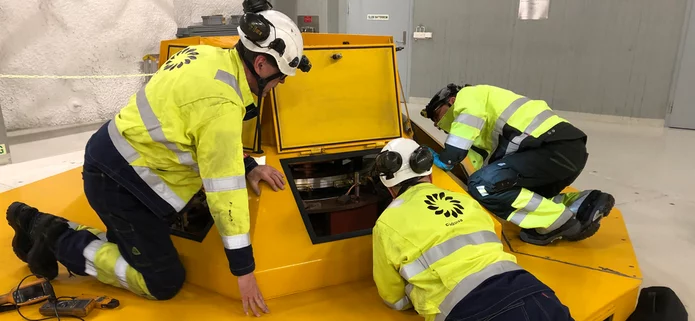  Schunk Servicetechniker beim Einbau des Schunk CDE-Systems in einem Wasserkraftwerk
