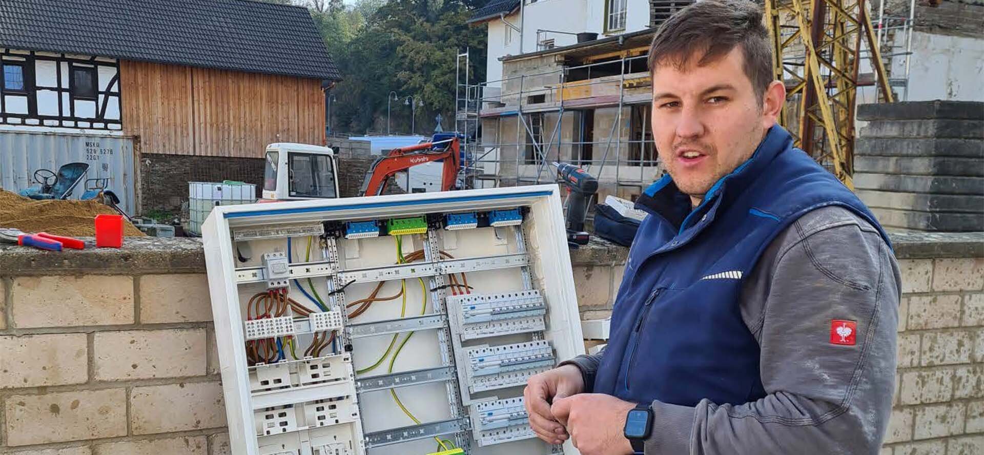  Schunk Helfer vor Stromkasten im Ahrtal