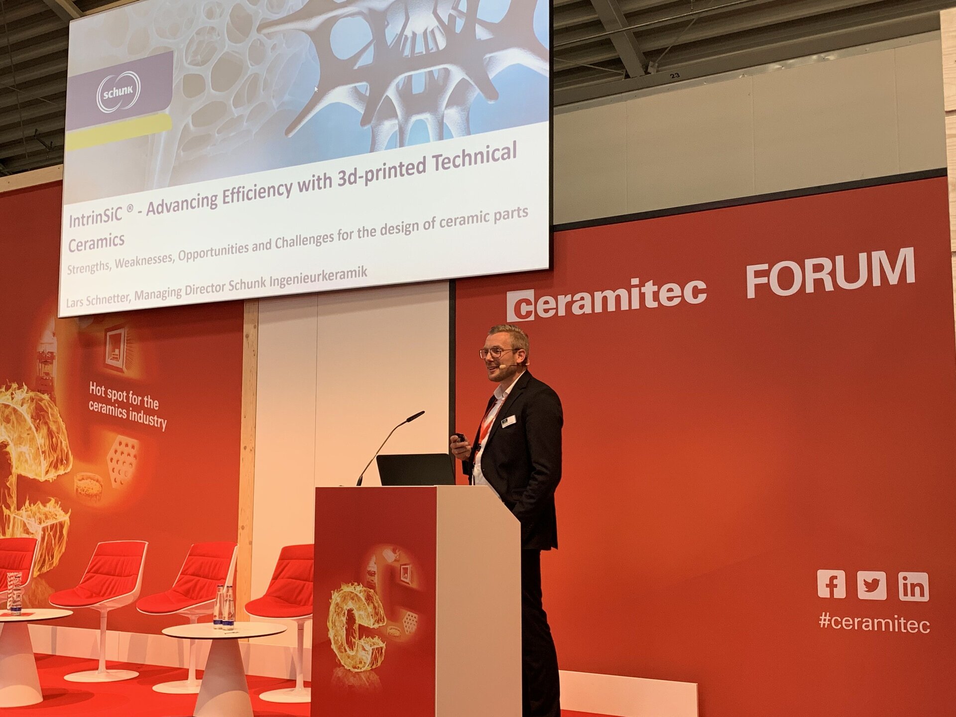  Dr. Lars Schnetter, Geschäftsführer der Schunk Ingenieurkeramik hält Vortrag auf der Ceramitec