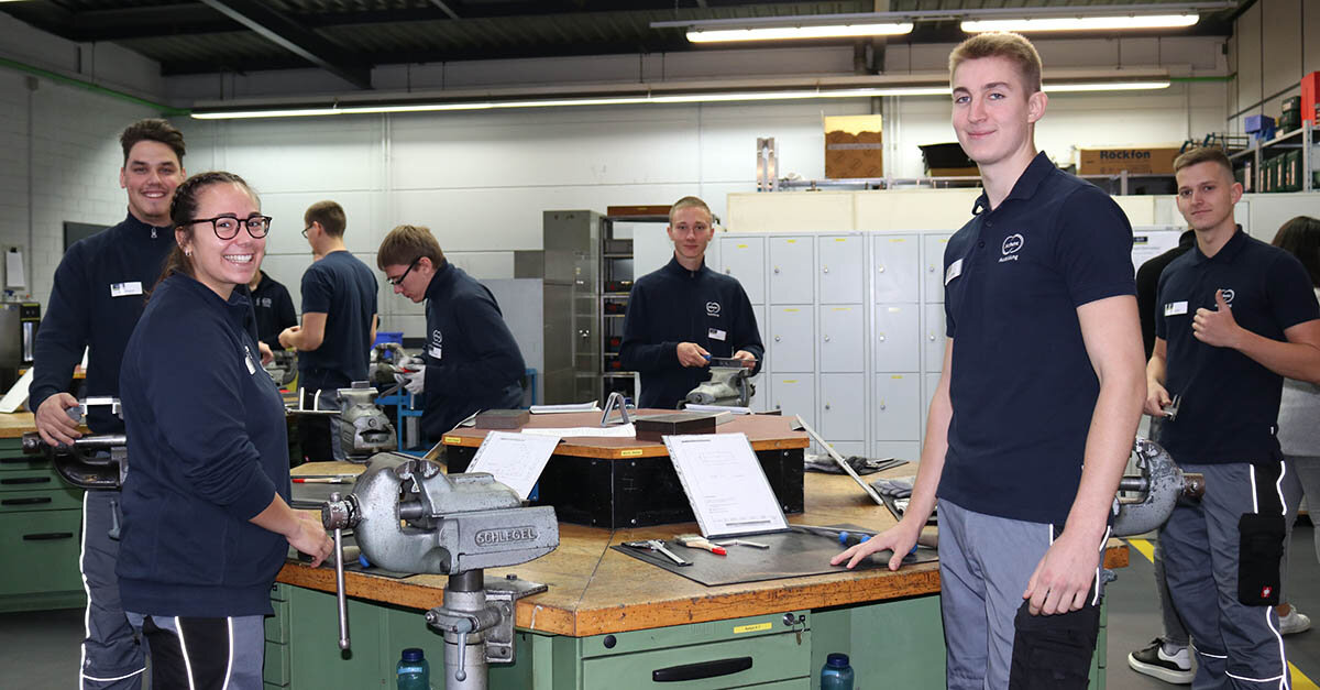  Auszubildende von Schunk in der Ausbildungswerkstatt