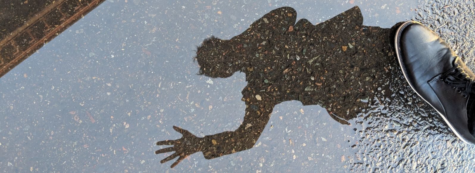 Spiegelbild einer Person im Wasser