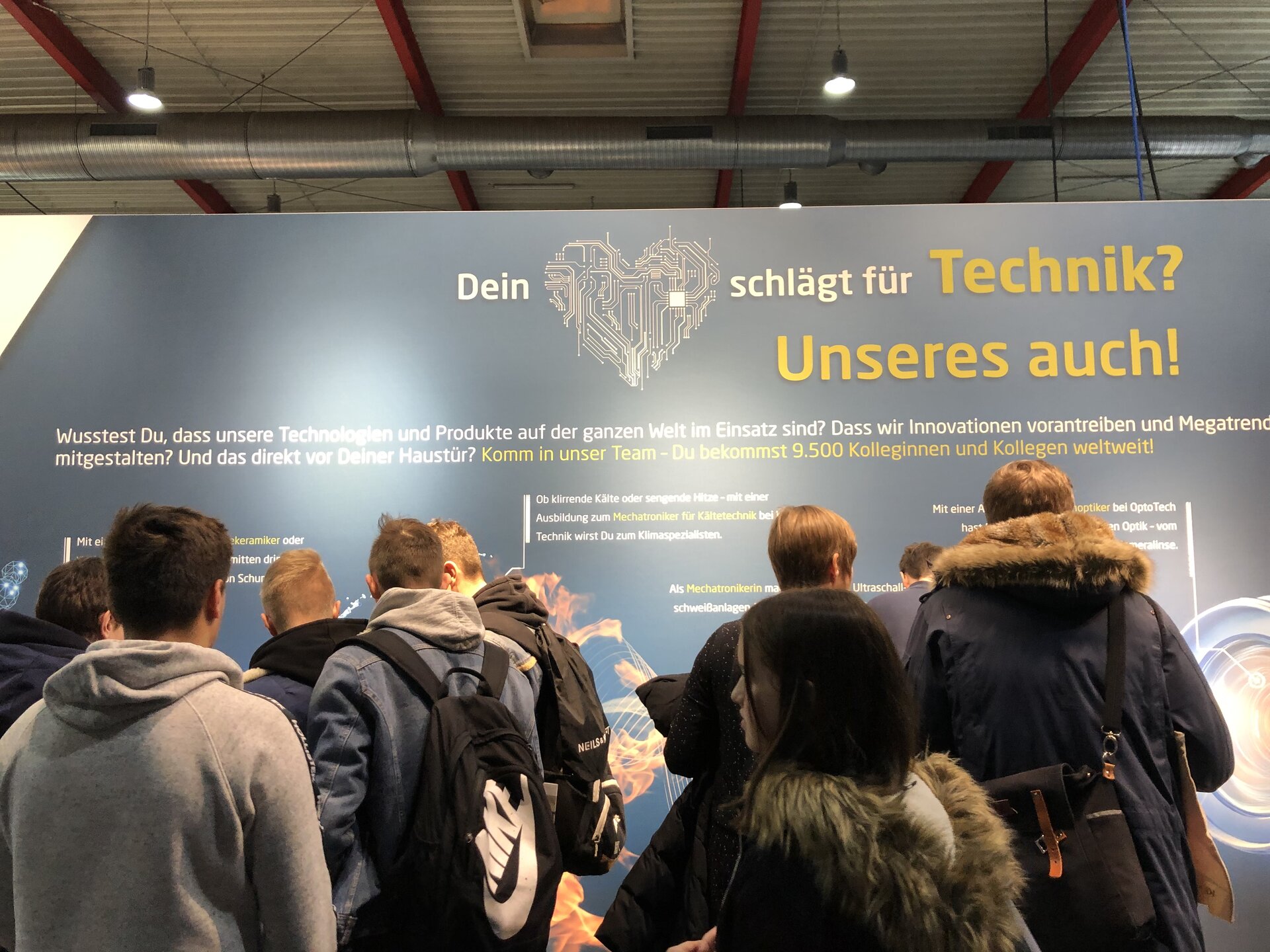  School and university students at the Schunk Group stand at the Chance job fair