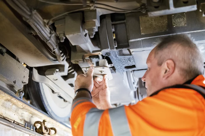  Techniker checkt Schunk Wellenerdung für Bahnanwendung an Zug