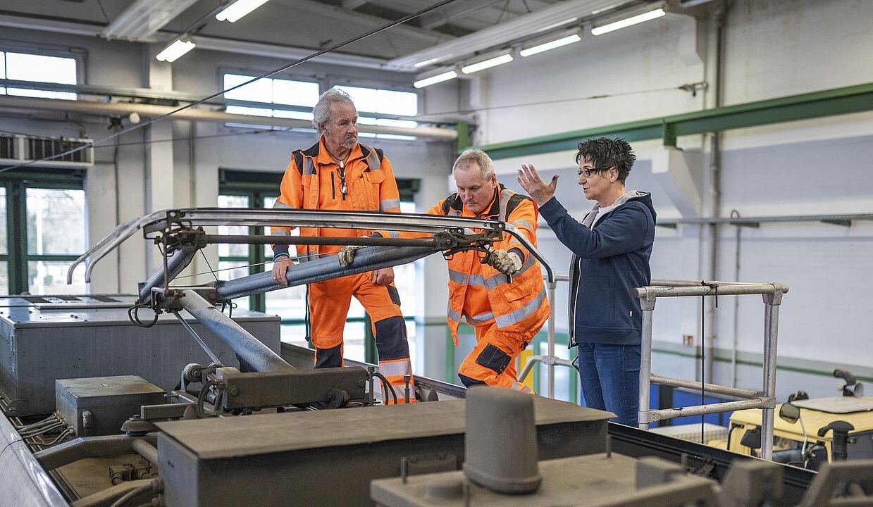  Schunk Mitarbeiterin berät Techniker der Dessauer Verkehrs GmbH bezüglich der Nutzung von Schunk Eiskratzer Schleifleiste