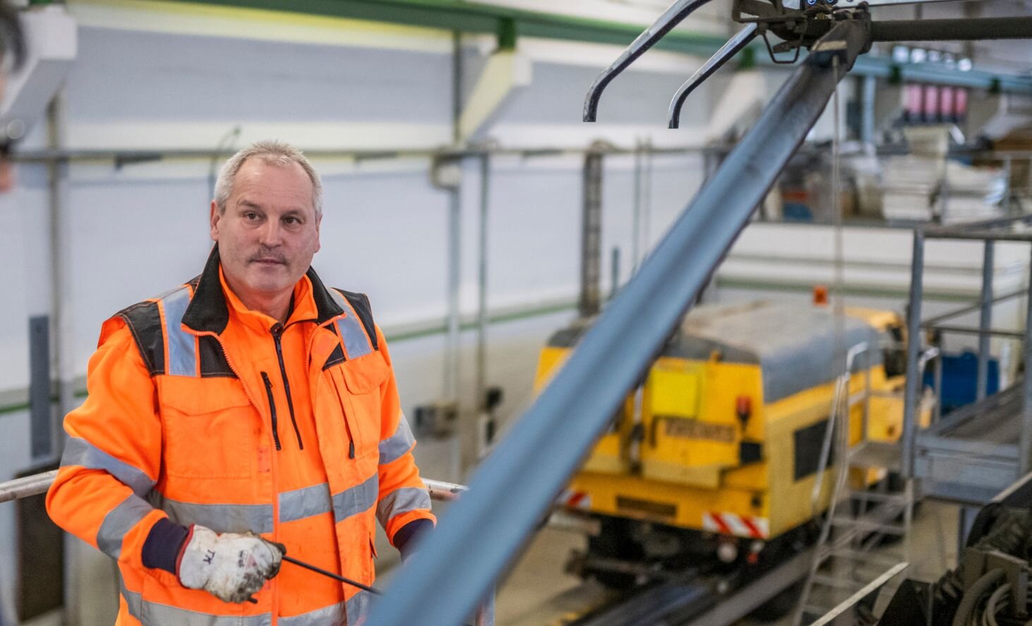  Mitarbeiter Dessauer Verkehrs GmbH im Depot