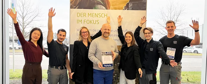  Schunk MitarbeiterInnen posieren mit Kununu Award 2024