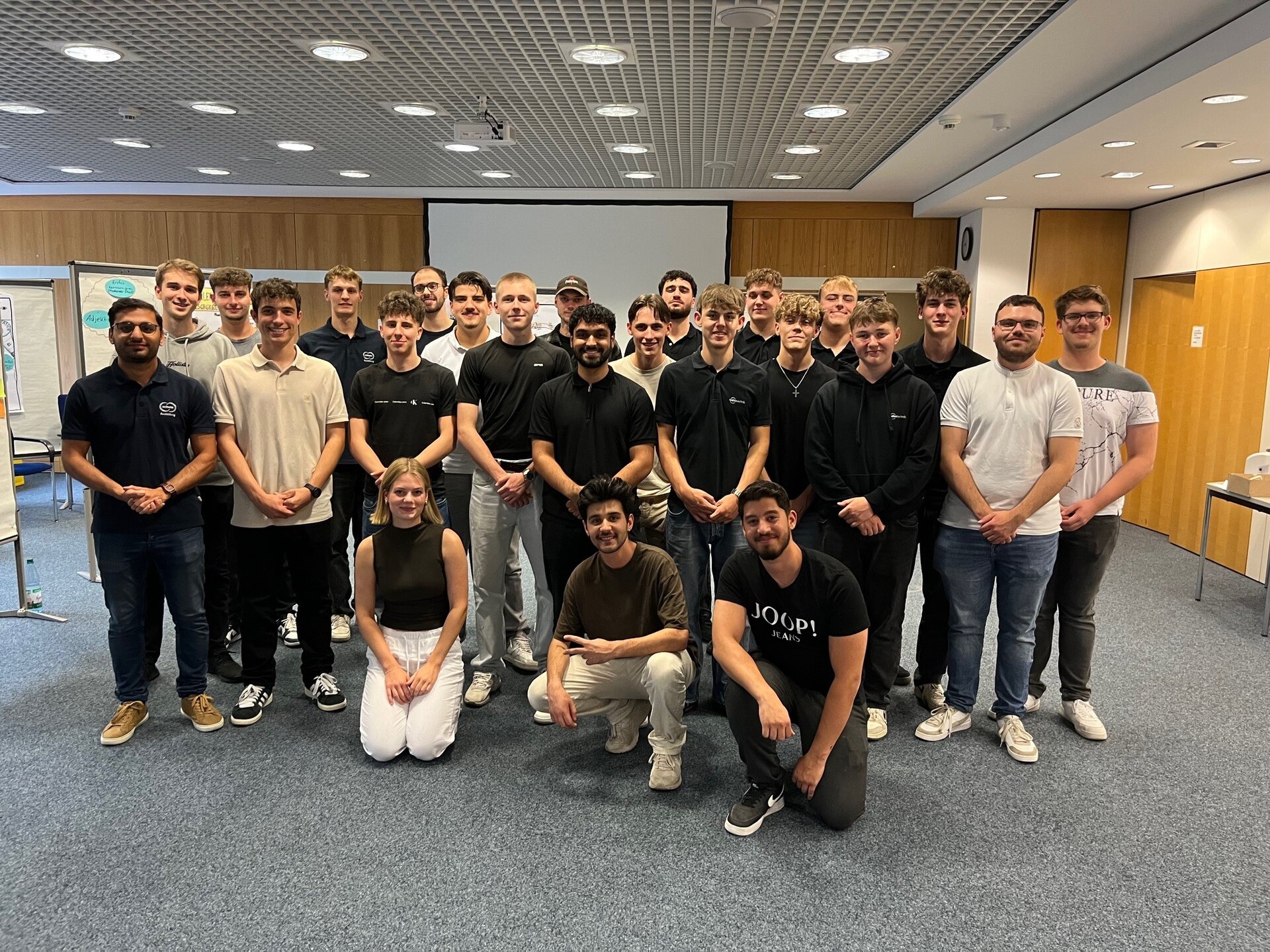  Group photo of participants of the Social Pedagogy Week at the Schunk Group in a seminar room during the program.