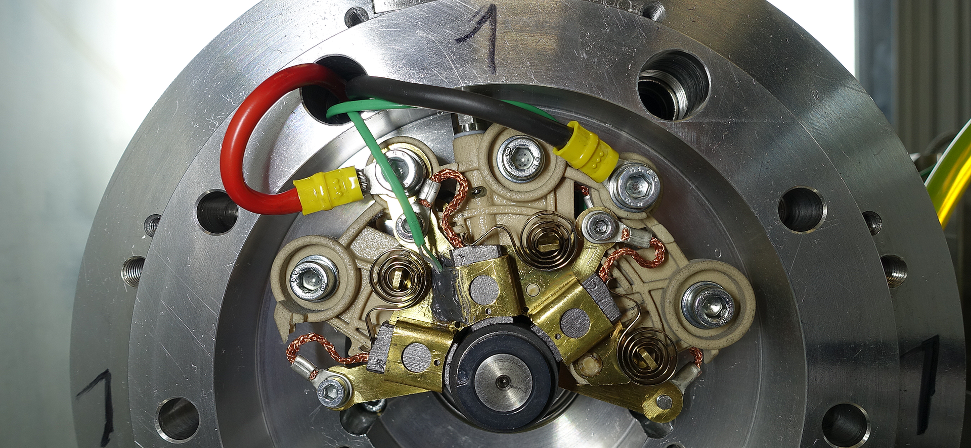 Nasslaufendes Stromübertragungssystem von Schunk Mobility mit Bürstenmodul für ölgekühlte FSM-Elektromotoren.