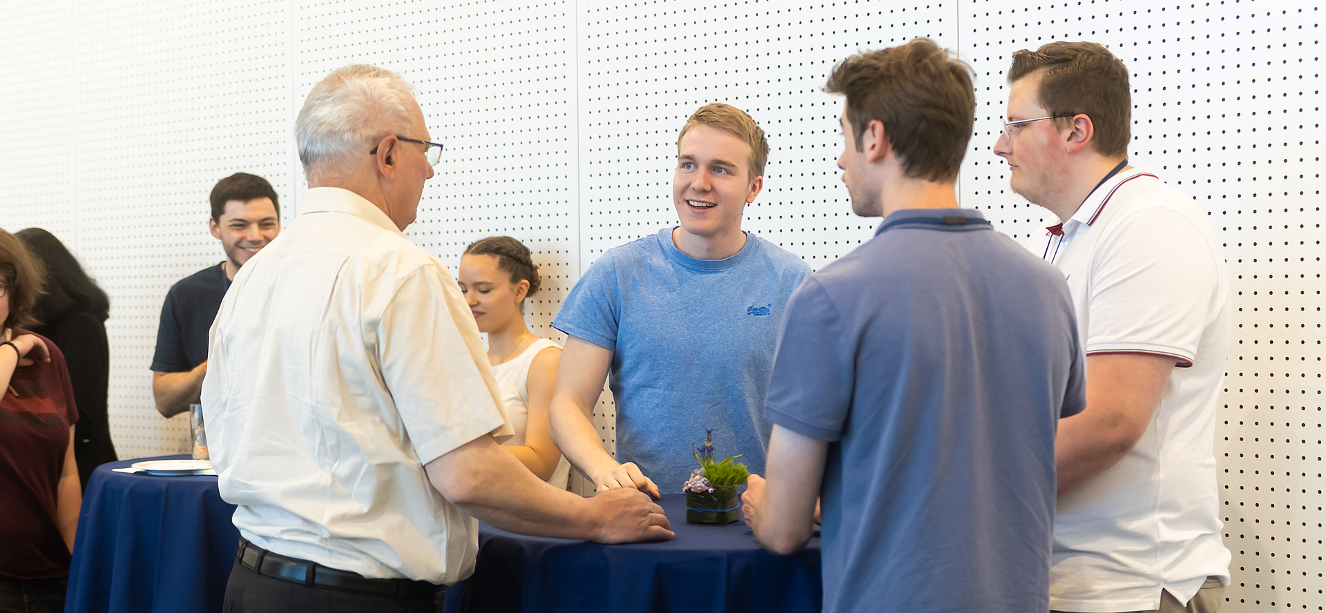 Studierende und ein Mann im Gespräch – Netzwerken beim Deutschlandstipendium-Treffen