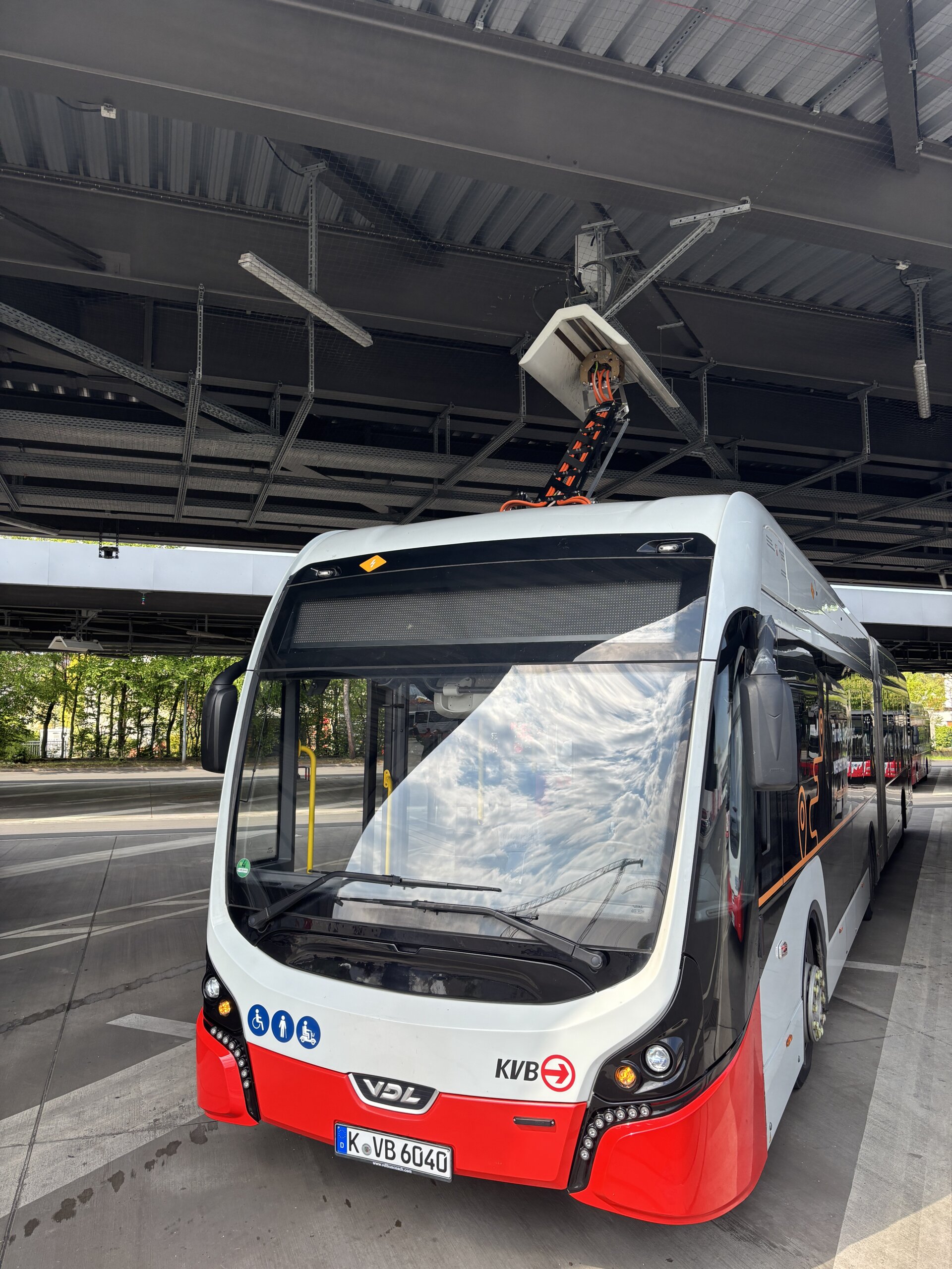 Elektrobus an einer Pantograph-Ladestation im Busdepot des SLS104 Projekts in Köln