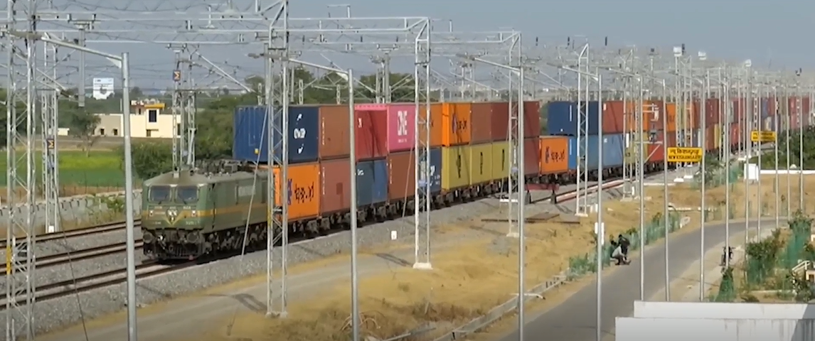  Double-Stack-Güterzug in Indien unter einer hohen elektrischen Oberleitung