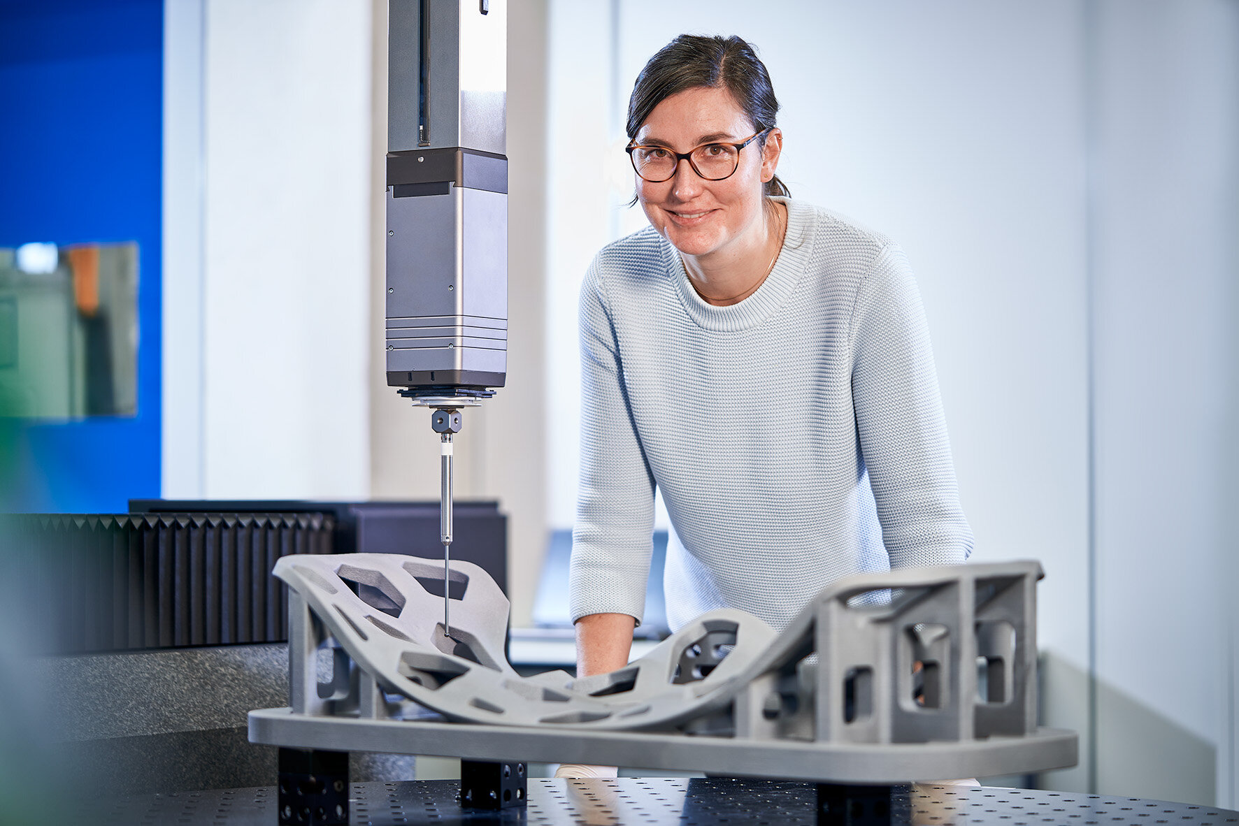  Clara Minas-Payamyar guckt in die Kamera und arbeitet daran, das 3D-Druck-Verfahren für keramische Komponenten weiterzuentwickeln 