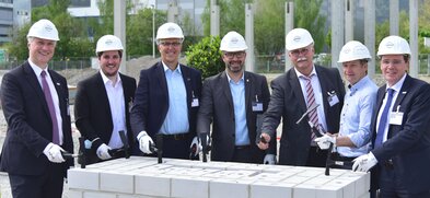 Kollegen der Schunk Group geben den Startschuss für das neue Logistikzentrum von Weiss in Balingen