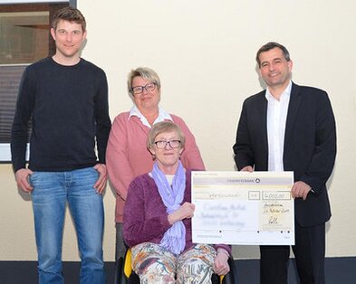 Spendenübergabe an eine Kollegin nach einem Unfall