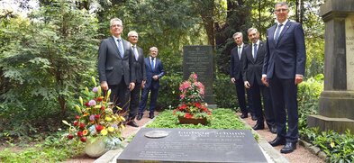 Zum 75. Todestag von Ludwig Schunk gedenkt die Ludwig Schunk Stiftung und der Vorstand der Schunk Group dem Firmengründer an seiner Grabstätte.