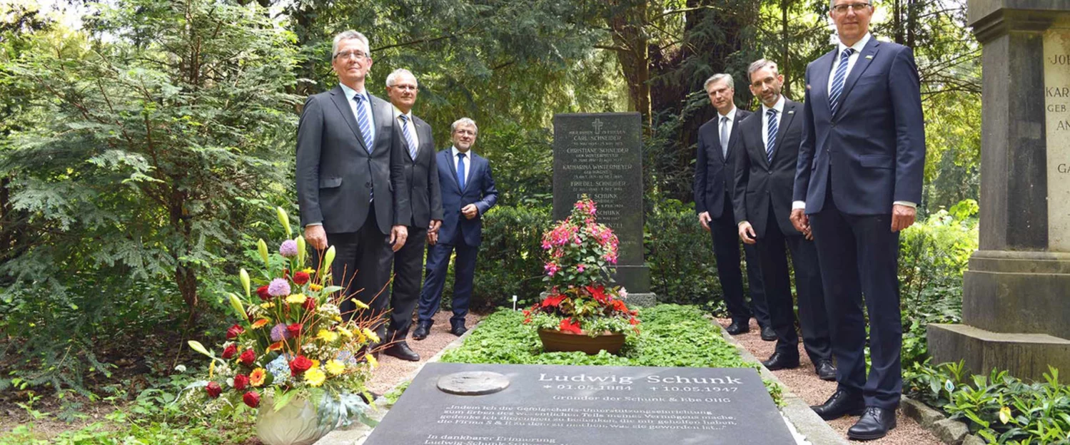 Zum 75. Todestag von Ludwig Schunk gedenkt die Ludwig Schunk Stiftung und der Vorstand der Schunk Group dem Firmengründer an seiner Grabstätte.