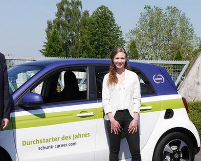 Übergabe von E-Smart an Durchstarterin Alina Lutz von Peter R. Manolopoulos und Gunthard Sommer 
