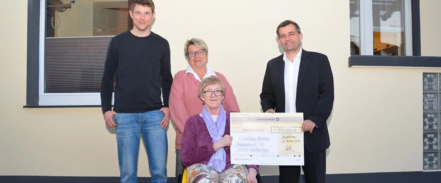 Handing over a donation to a colleague after an accident
