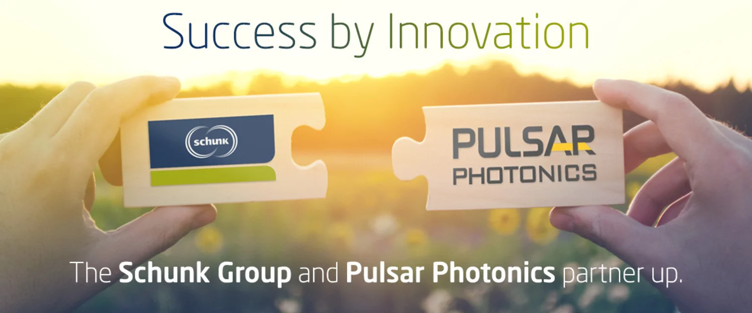 Zwei Puzzleteile mit dem Logo von Schunk und Pulsar werden von zwei Händen nebeneinander gehalten