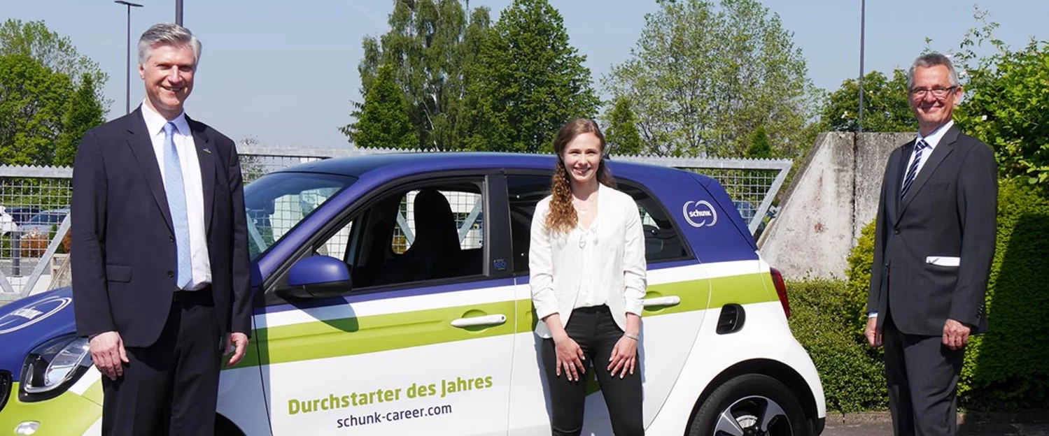 Übergabe von E-Smart an Durchstarterin Alina Lutz von Peter R. Manolopoulos und Gunthard Sommer