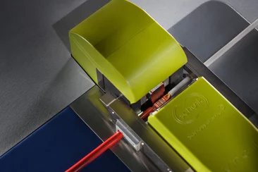Die Minic 3 der Schunk Sonosystems schweißt gerade Kupferkabel zusammen