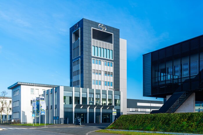 Nahaufnahme des Schunk Turms am Standort Heuchelheim, der Unternehmenszentrale des Konzerns