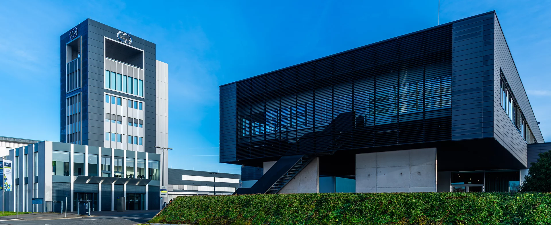 Die Unternehmenszentrale der Schunk Group in Heuchelheim - auf dem Betriebsgelände befinden sich Mitarbeiter und Besucher