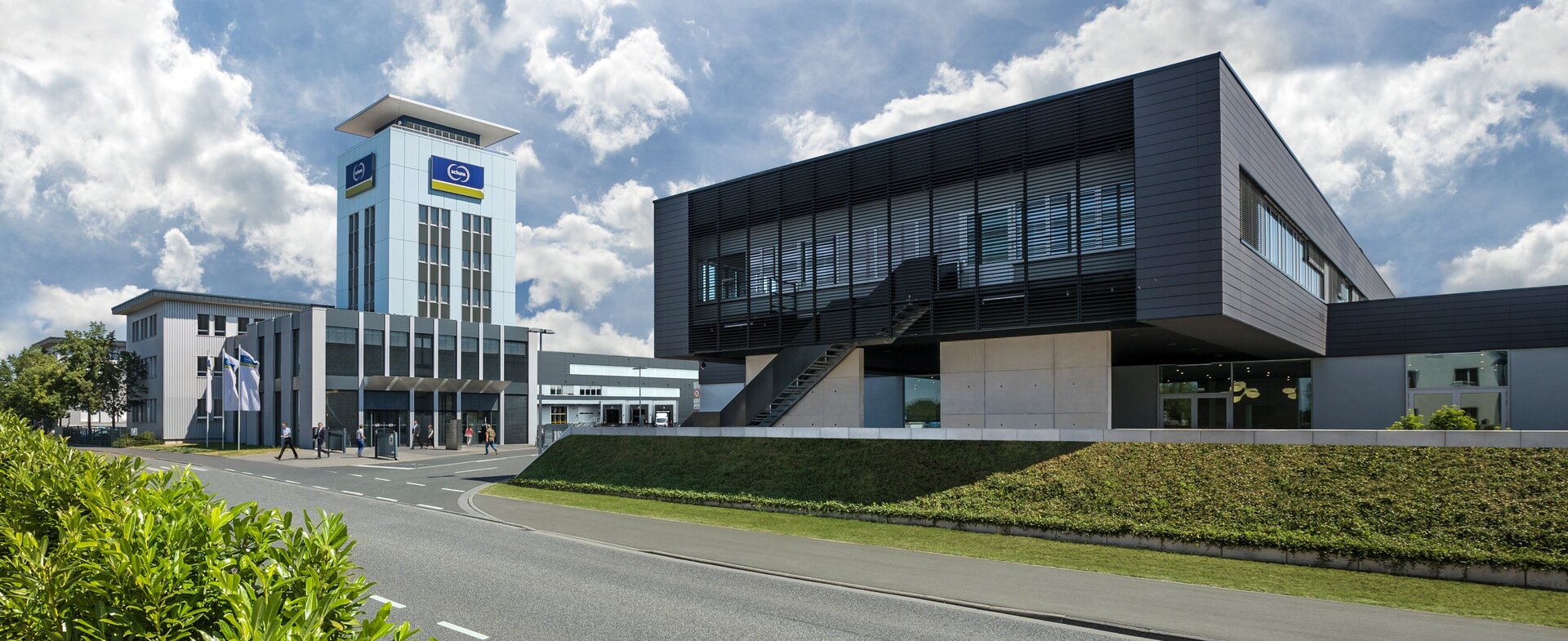 Die Unternehmenszentrale der Schunk Group in Heuchelheim - auf dem Betriebsgelände befinden sich Mitarbeiter und Besucher