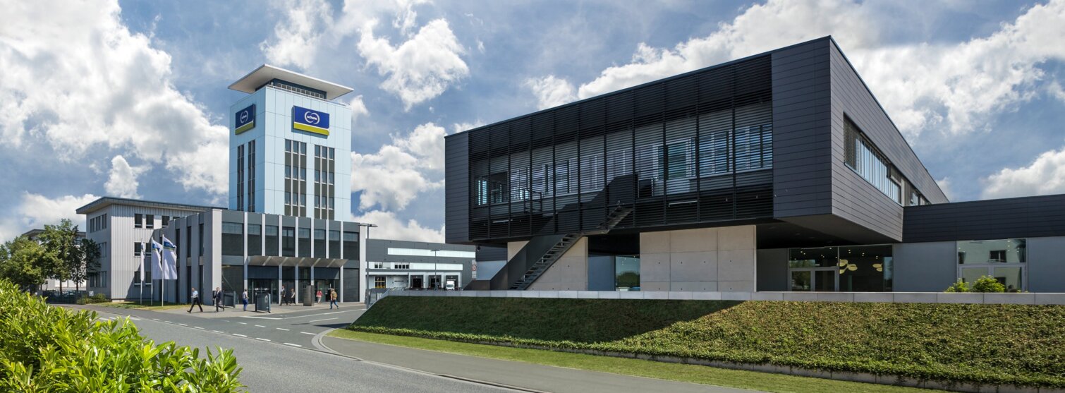 Die Unternehmenszentrale der Schunk Group in Heuchelheim - auf dem Betriebsgelände befinden sich Mitarbeiter und Besucher