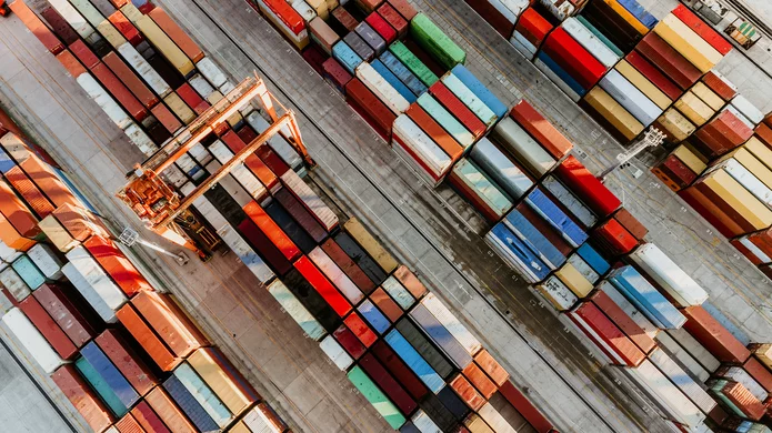  Container in einem Containerhafen von oben fotografiert
