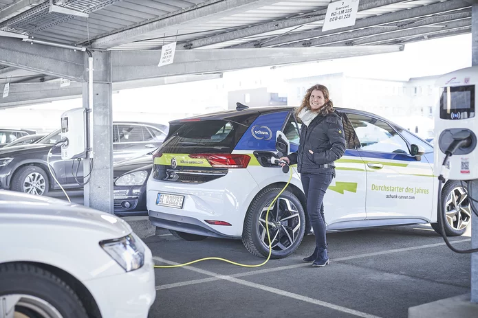 Mitarbeiterin der Schunk Group lädt auf dem Parkplatz am Standort Heuchelheim ihr Elektroauto mit dem hauseignenen nachhaltigen Strom