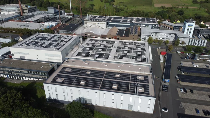Luftbild der Photovoltaikanlagen der Schunk Group auf den Gebäuden am Standort Heuchelheim
