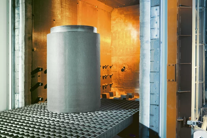  Bauteil, welches auf einem Schunk CFC Gestell steht, während eines Brennprozesses in einem Hochtemperaturofen